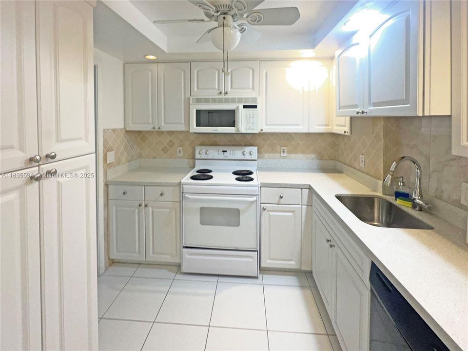 For Sale: $324,900 (1 beds, 1 baths, 840 Square Feet)