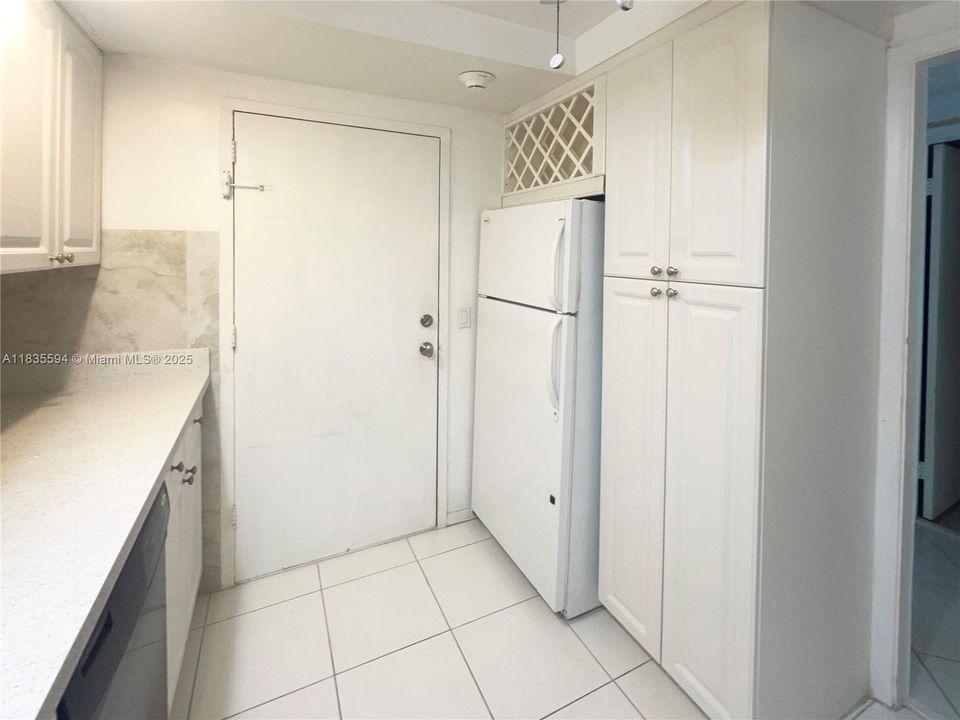 For Sale: $324,900 (1 beds, 1 baths, 840 Square Feet)