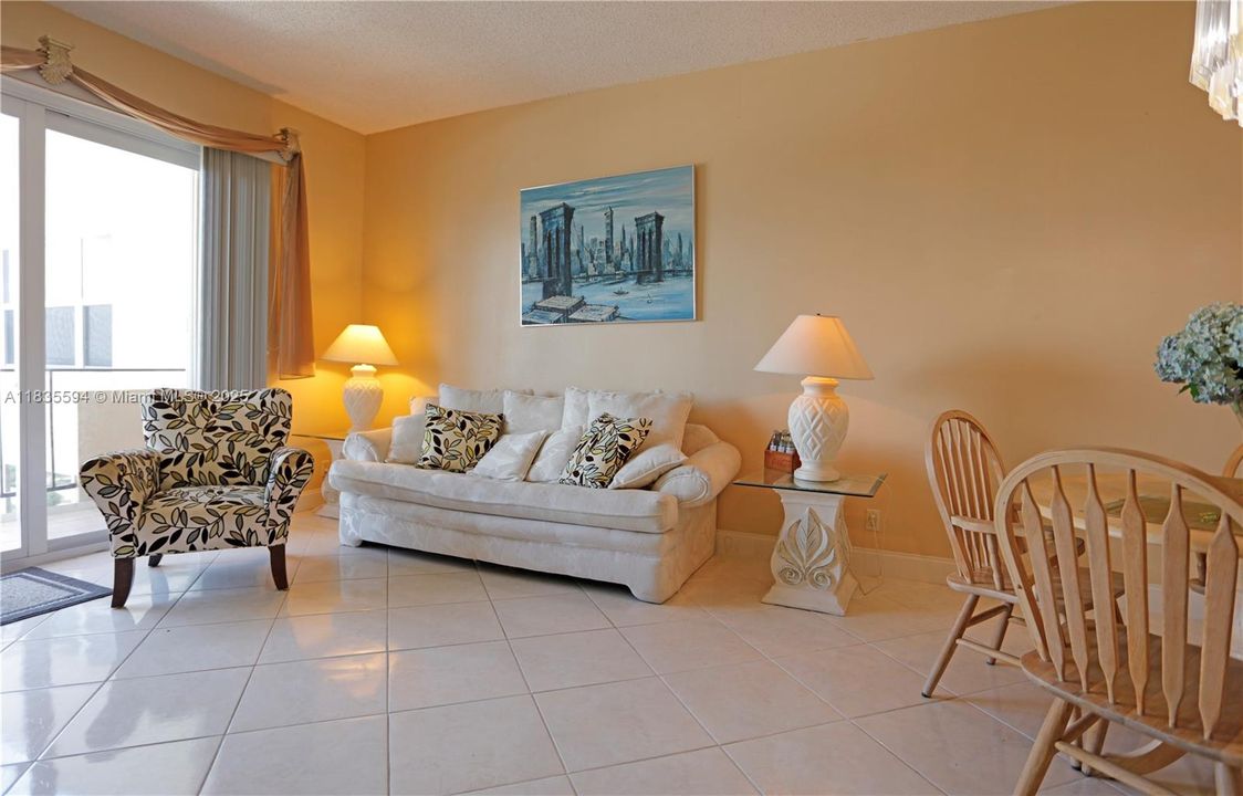 For Sale: $324,900 (1 beds, 1 baths, 840 Square Feet)