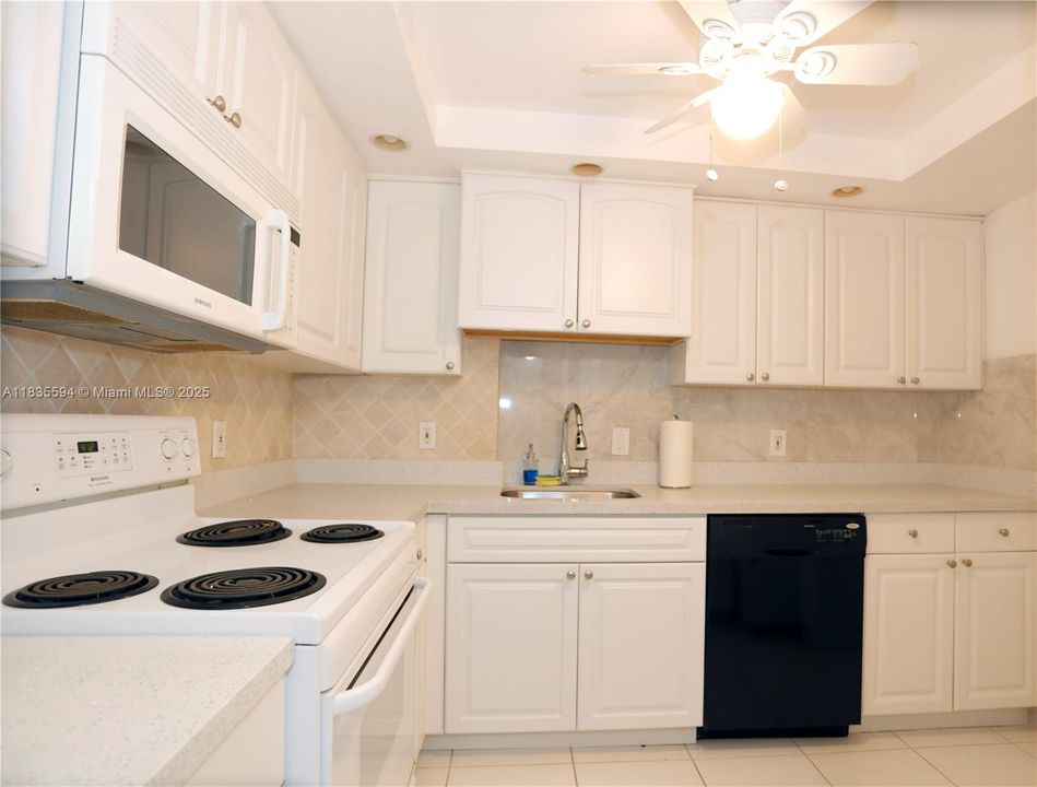 For Sale: $324,900 (1 beds, 1 baths, 840 Square Feet)