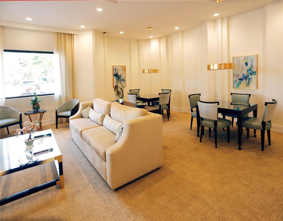 For Sale: $324,900 (1 beds, 1 baths, 840 Square Feet)