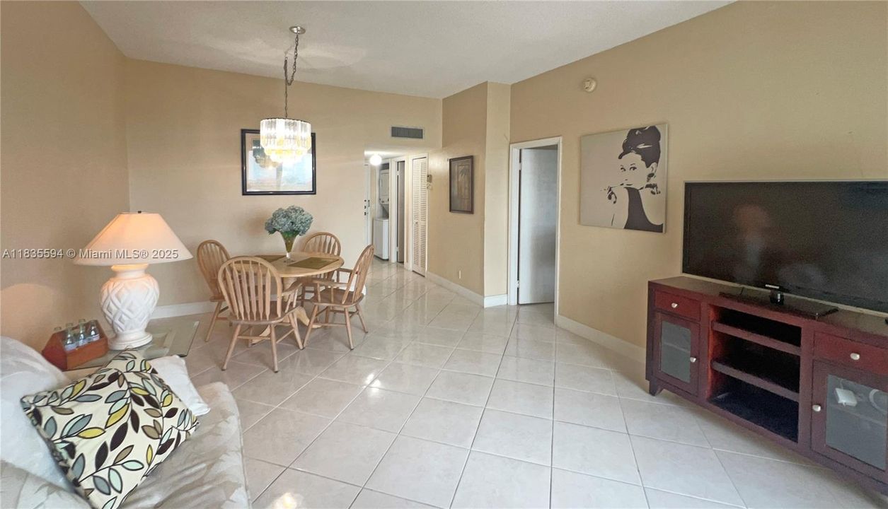 For Sale: $324,900 (1 beds, 1 baths, 840 Square Feet)