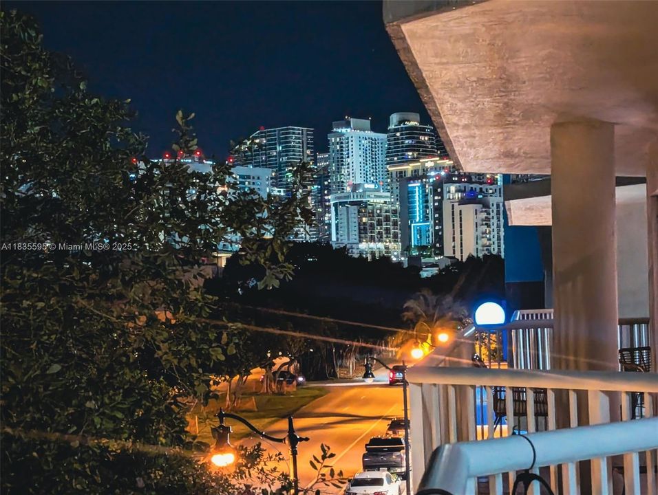 For Sale: $499,000 (1 beds, 1 baths, 710 Square Feet)