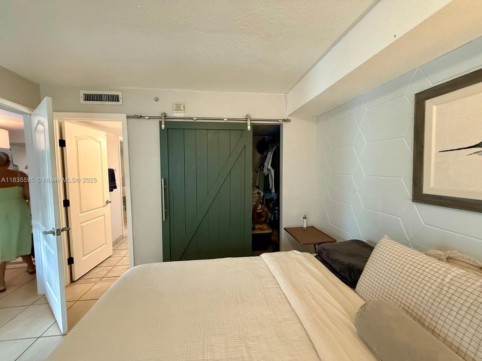 For Sale: $499,000 (1 beds, 1 baths, 710 Square Feet)