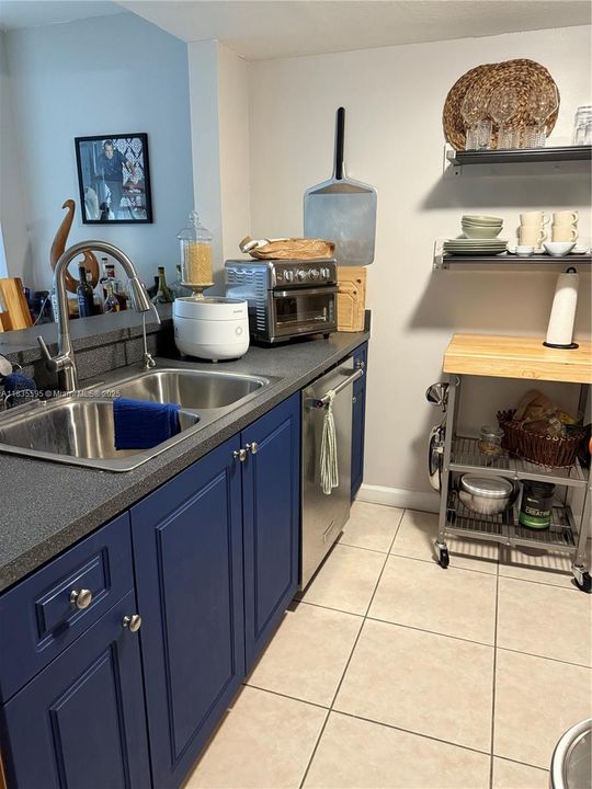 For Sale: $499,000 (1 beds, 1 baths, 710 Square Feet)