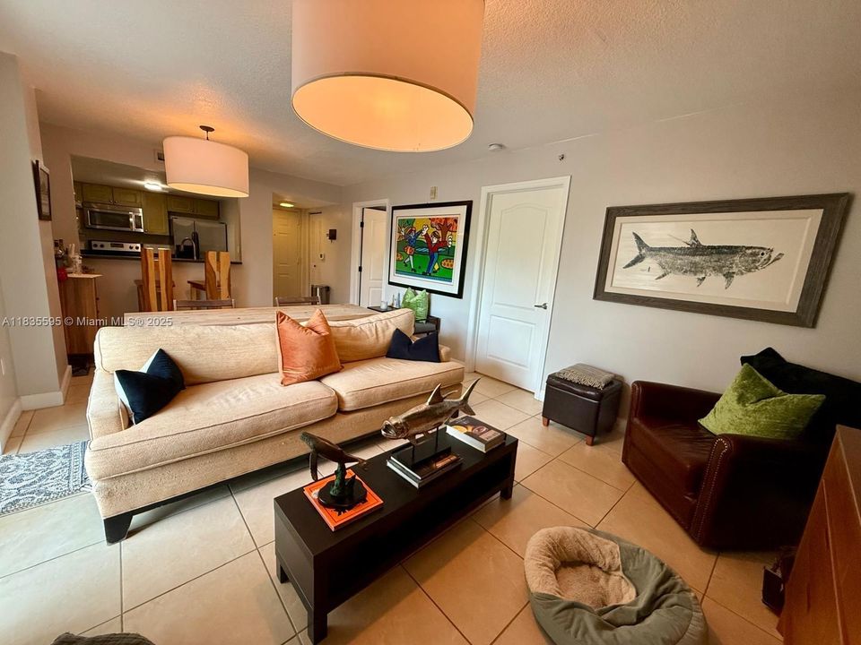 For Sale: $499,000 (1 beds, 1 baths, 710 Square Feet)