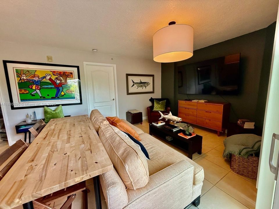 For Sale: $499,000 (1 beds, 1 baths, 710 Square Feet)