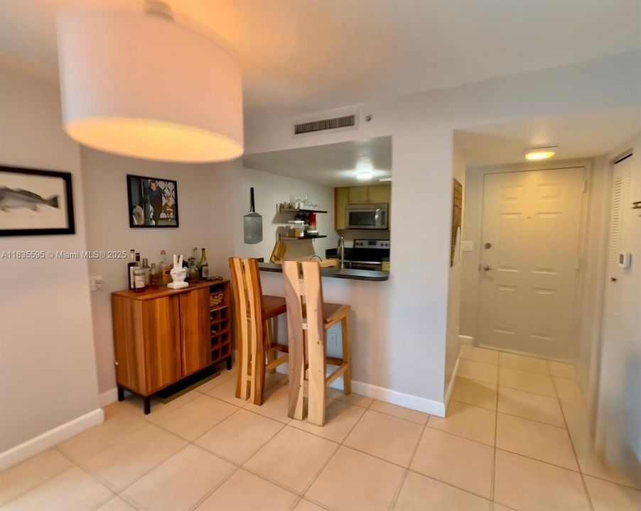 For Sale: $499,000 (1 beds, 1 baths, 710 Square Feet)