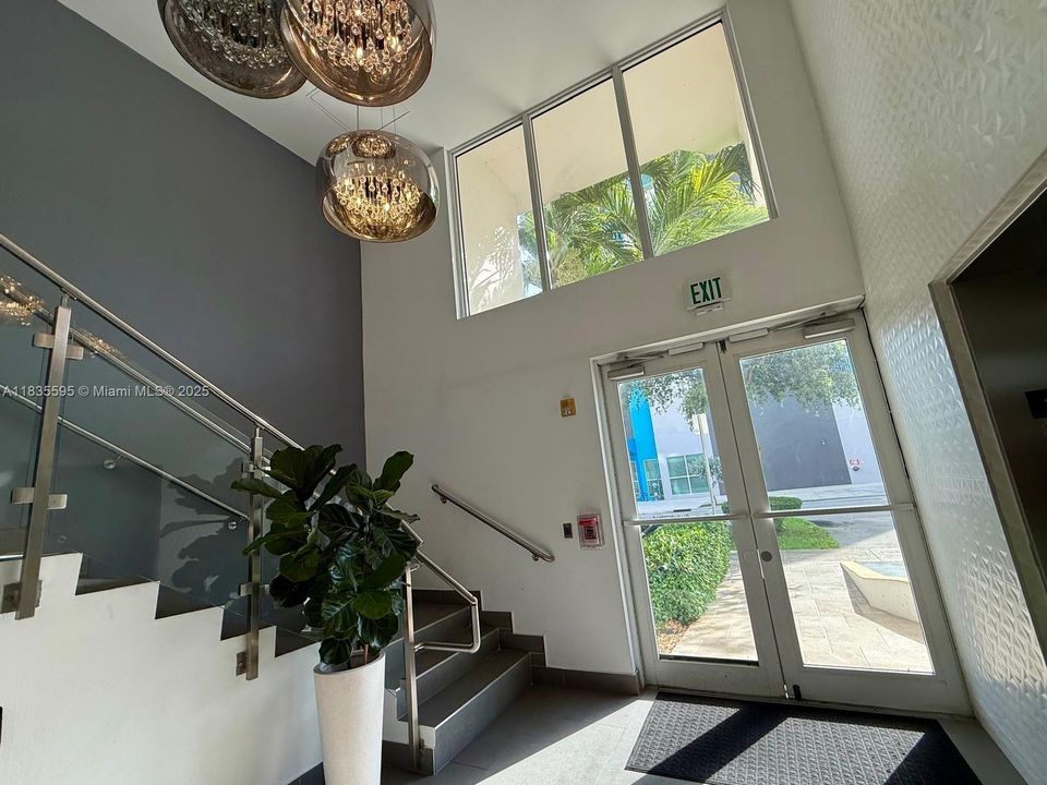 For Sale: $499,000 (1 beds, 1 baths, 710 Square Feet)