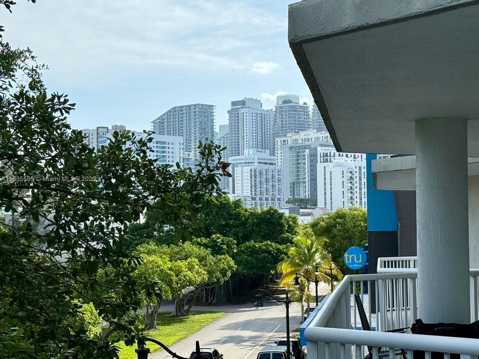 For Sale: $499,000 (1 beds, 1 baths, 710 Square Feet)