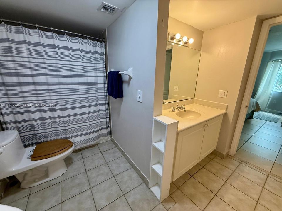 For Sale: $499,000 (1 beds, 1 baths, 710 Square Feet)