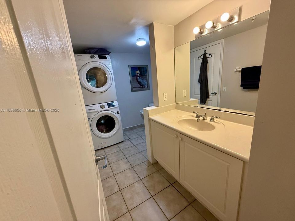 For Sale: $499,000 (1 beds, 1 baths, 710 Square Feet)