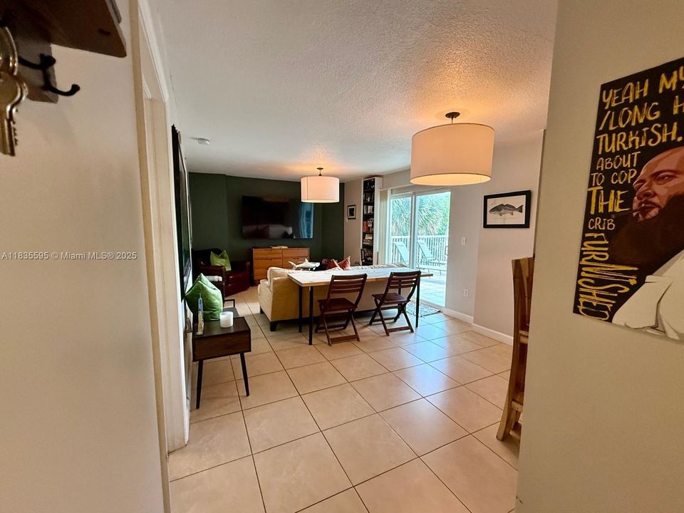 For Sale: $499,000 (1 beds, 1 baths, 710 Square Feet)