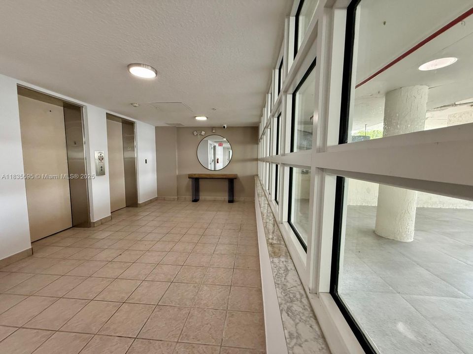 For Sale: $499,000 (1 beds, 1 baths, 710 Square Feet)