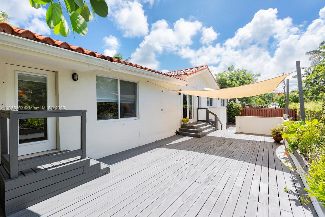 Vendido Recientemente: $1,100,000 (3 camas, 2 baños, 1768 Pies cuadrados)