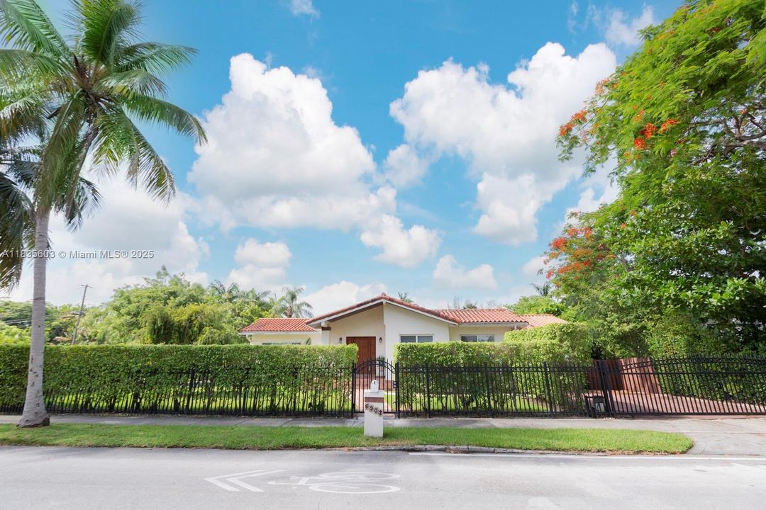 Vendido Recientemente: $1,100,000 (3 camas, 2 baños, 1768 Pies cuadrados)