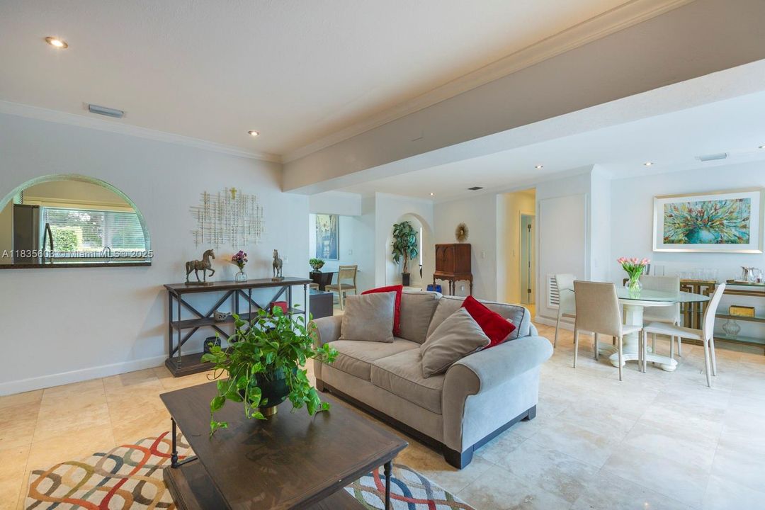 Vendido Recientemente: $1,100,000 (3 camas, 2 baños, 1768 Pies cuadrados)