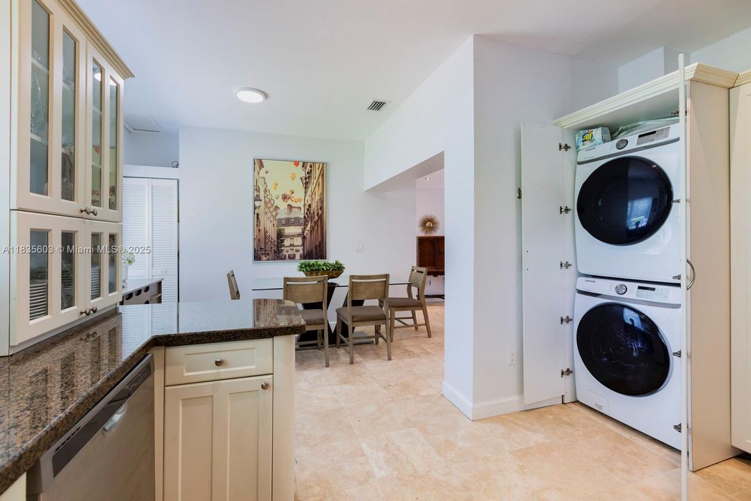 Vendido Recientemente: $1,100,000 (3 camas, 2 baños, 1768 Pies cuadrados)