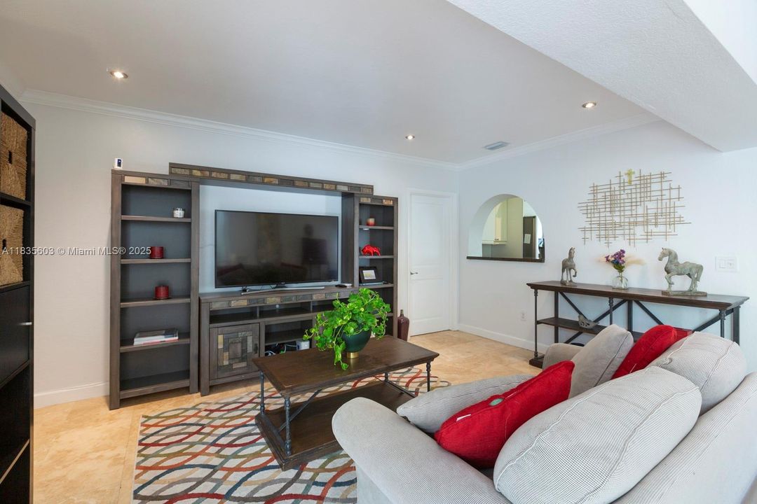 Vendido Recientemente: $1,100,000 (3 camas, 2 baños, 1768 Pies cuadrados)