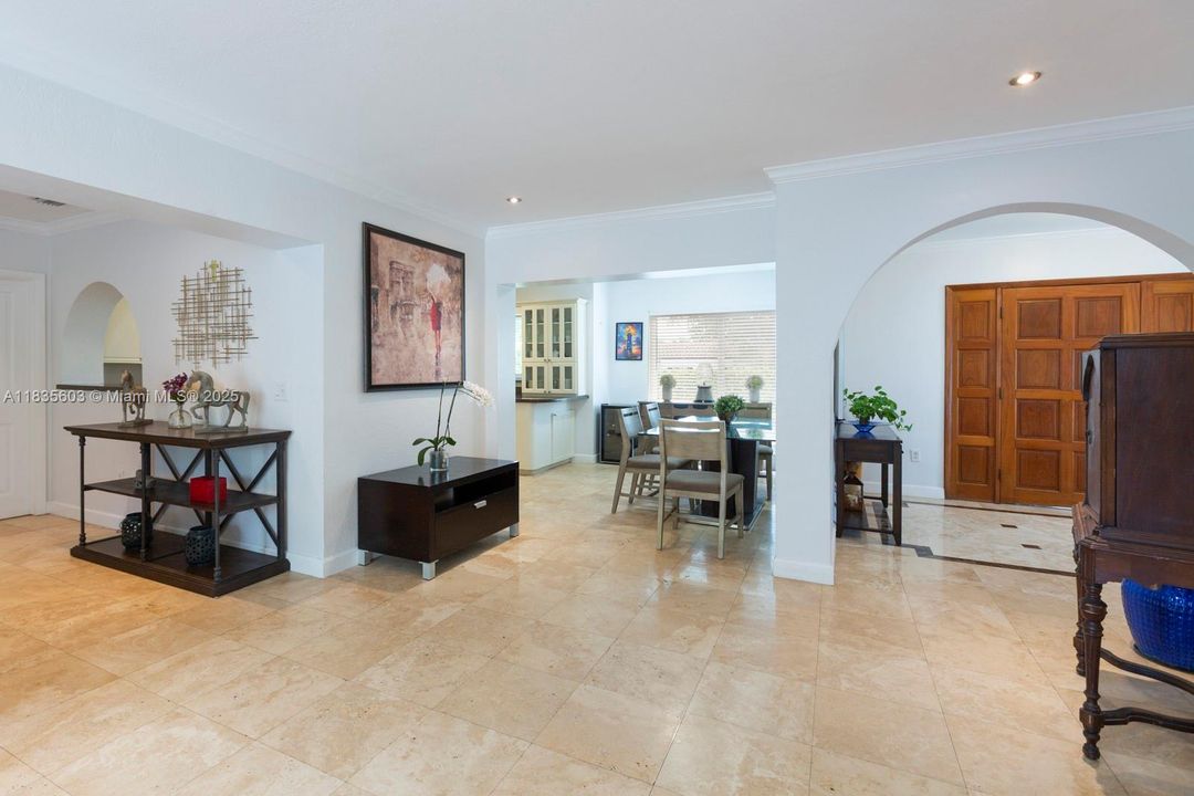 Vendido Recientemente: $1,100,000 (3 camas, 2 baños, 1768 Pies cuadrados)