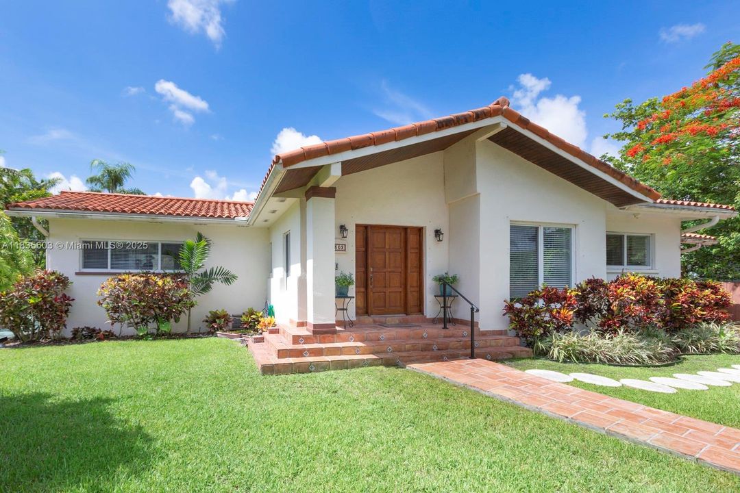 Vendido Recientemente: $1,100,000 (3 camas, 2 baños, 1768 Pies cuadrados)