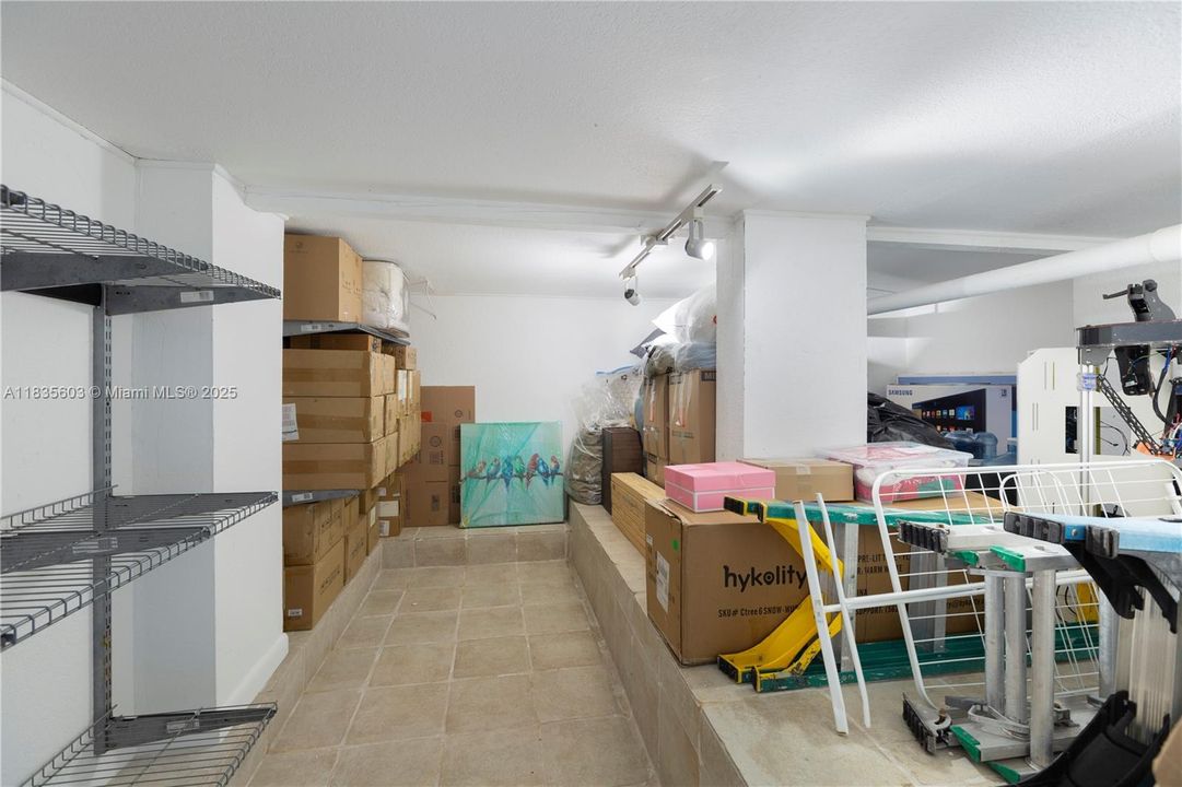 more storage on a side entrance inside de basement.