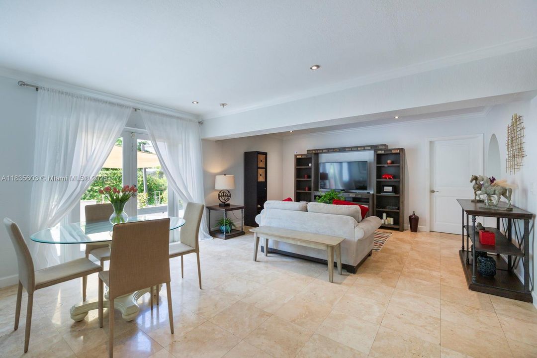 Vendido Recientemente: $1,100,000 (3 camas, 2 baños, 1768 Pies cuadrados)