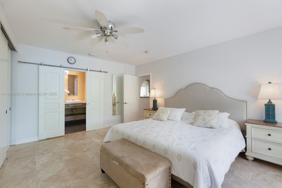 Vendido Recientemente: $1,100,000 (3 camas, 2 baños, 1768 Pies cuadrados)