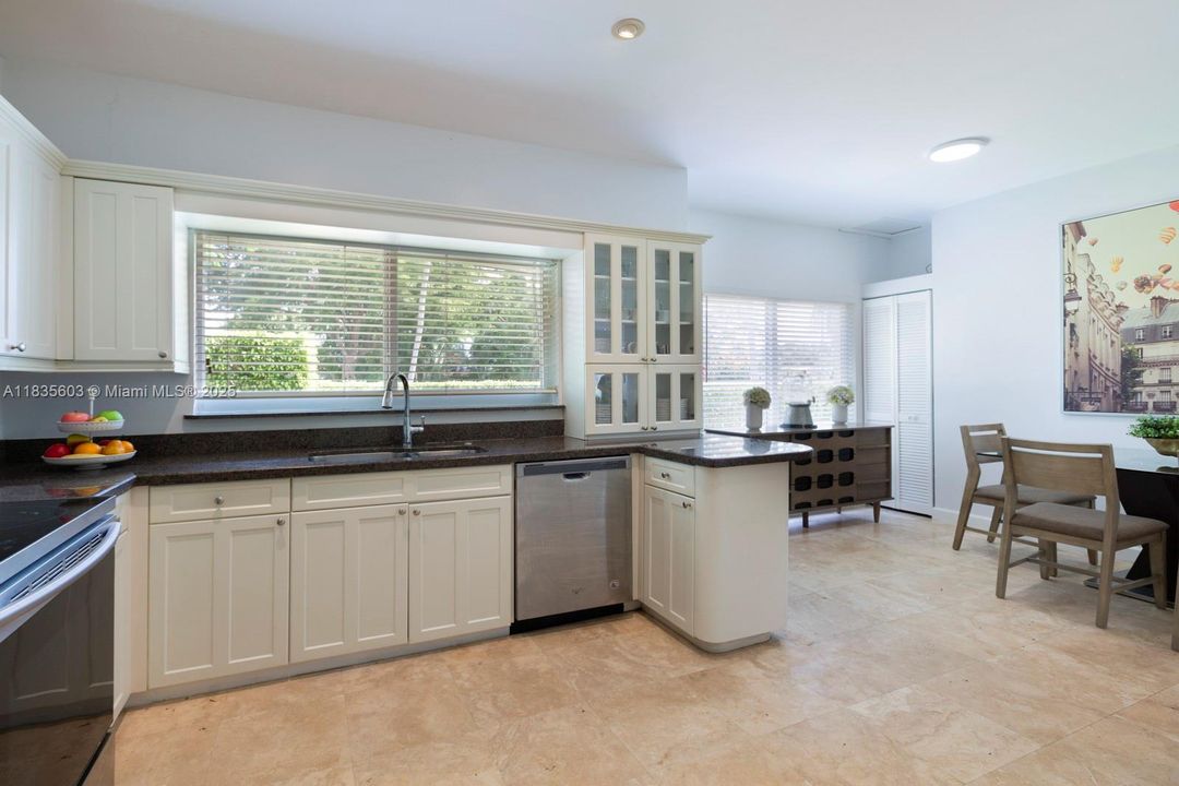 Vendido Recientemente: $1,100,000 (3 camas, 2 baños, 1768 Pies cuadrados)