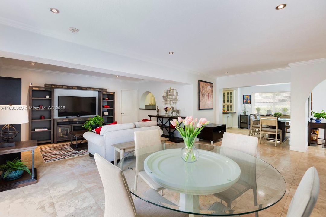 Vendido Recientemente: $1,100,000 (3 camas, 2 baños, 1768 Pies cuadrados)