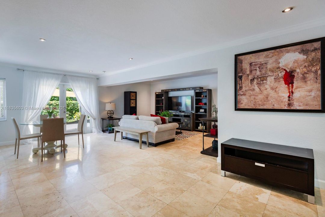 Vendido Recientemente: $1,100,000 (3 camas, 2 baños, 1768 Pies cuadrados)