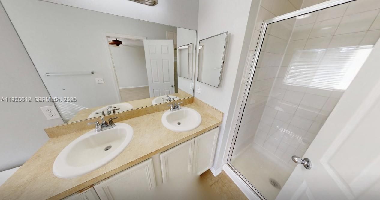 合同活跃: $225,000 (3 贝兹, 2 浴室, 1507 平方英尺)