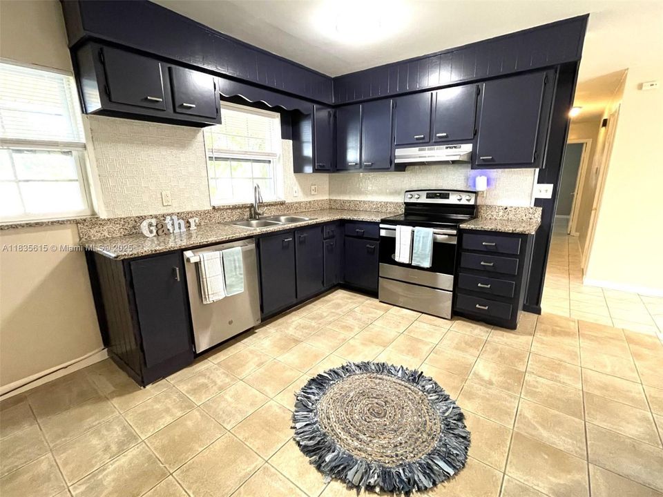 For Sale: $305,000 (4 beds, 2 baths, 1508 Square Feet)