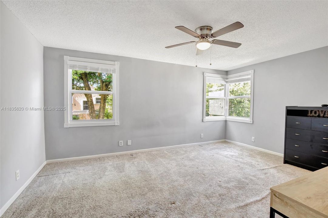 Vendido Recientemente: $499,000 (3 camas, 2 baños, 1572 Pies cuadrados)