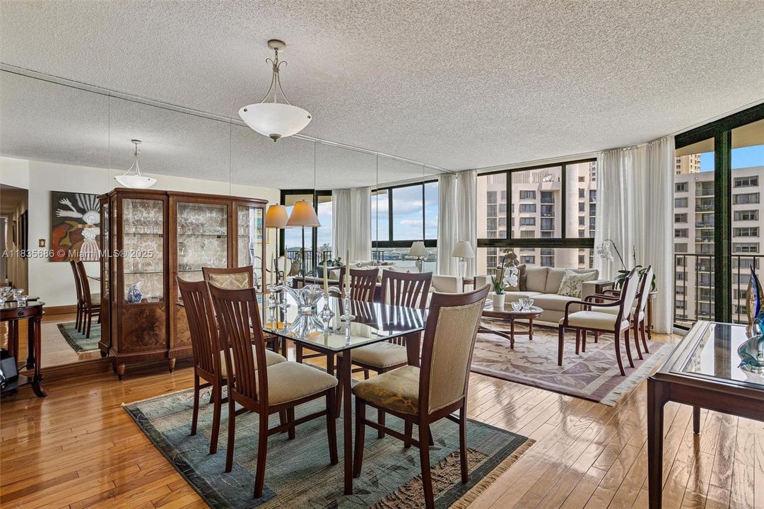 En Venta: $885,000 (3 camas, 3 baños, 1624 Pies cuadrados)