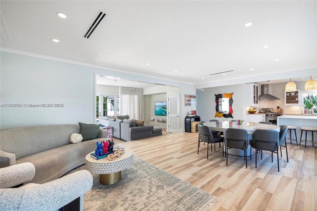 Recently Sold: $3,490,000 (4 beds, 2 baths, 2093 Square Feet)