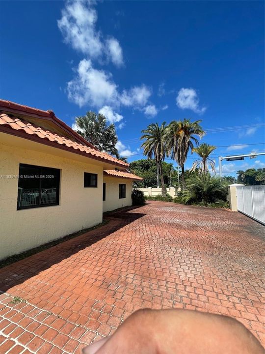 For Sale: $1,499,900 (6 beds, 4 baths, 3688 Square Feet)