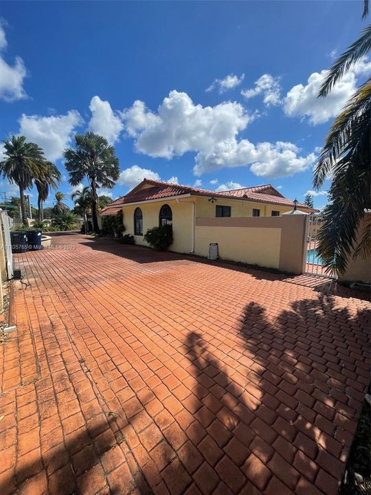 For Sale: $1,499,900 (6 beds, 4 baths, 3688 Square Feet)