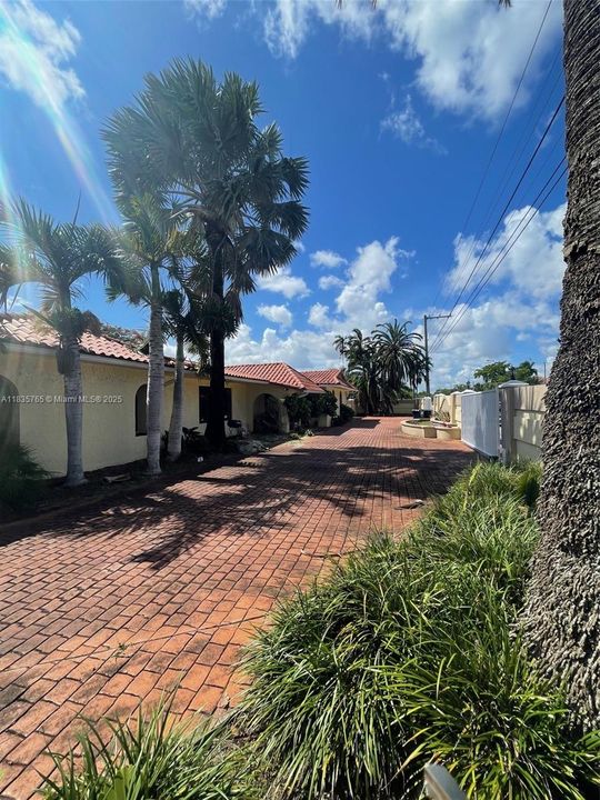 For Sale: $1,499,900 (6 beds, 4 baths, 3688 Square Feet)