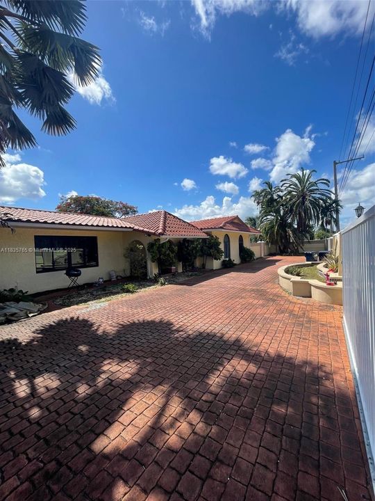 For Sale: $1,499,900 (6 beds, 4 baths, 3688 Square Feet)