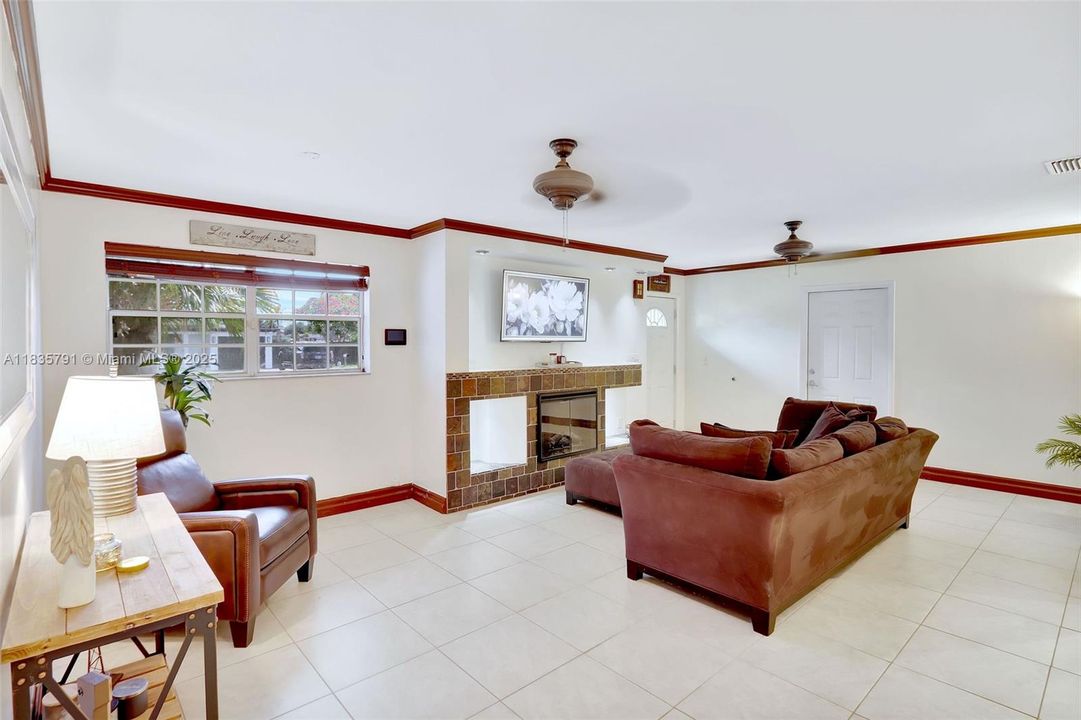 Vendido Recientemente: $665,000 (4 camas, 3 baños, 2199 Pies cuadrados)