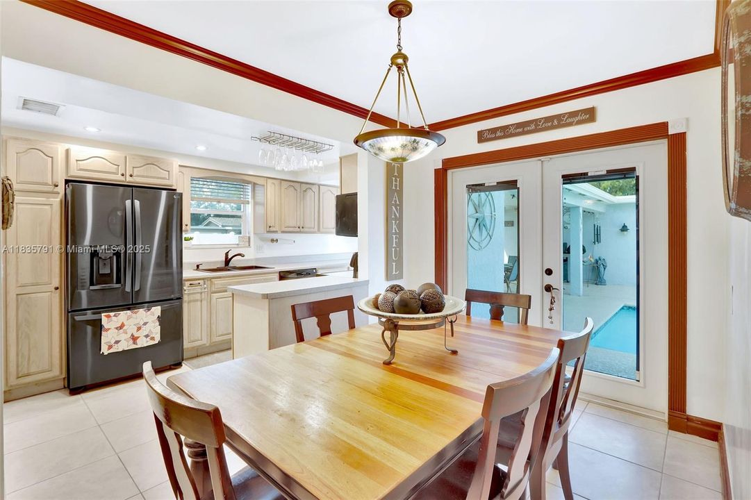 Vendido Recientemente: $665,000 (4 camas, 3 baños, 2199 Pies cuadrados)