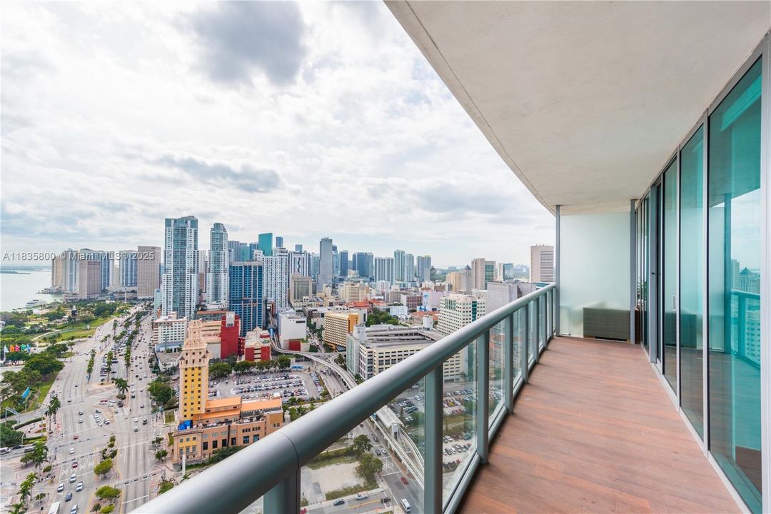 For Sale: $620,000 (1 beds, 1 baths, 948 Square Feet)