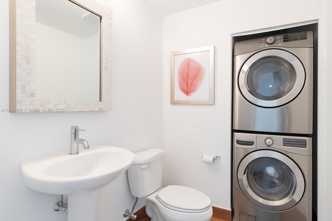 For Sale: $620,000 (1 beds, 1 baths, 948 Square Feet)