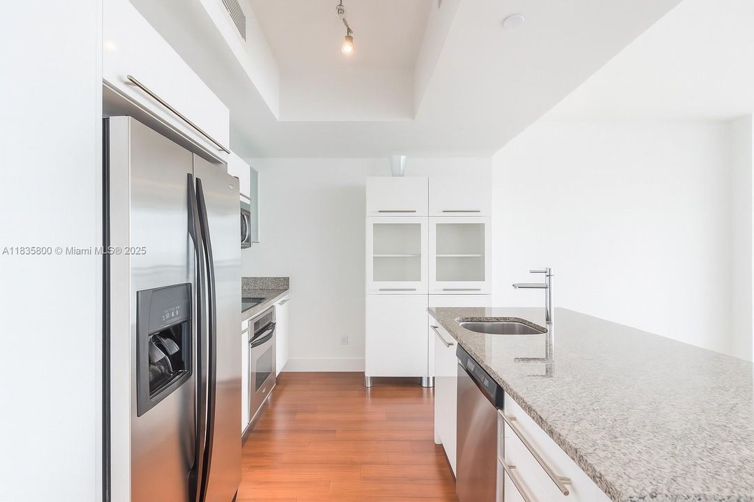 For Sale: $620,000 (1 beds, 1 baths, 948 Square Feet)