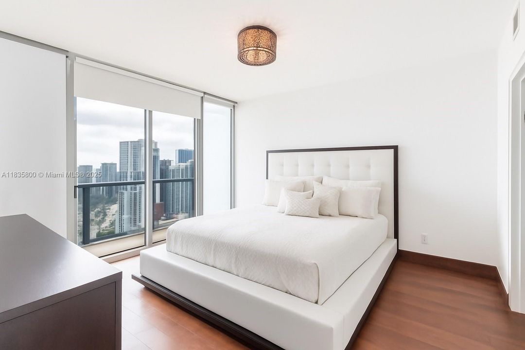 For Sale: $620,000 (1 beds, 1 baths, 948 Square Feet)