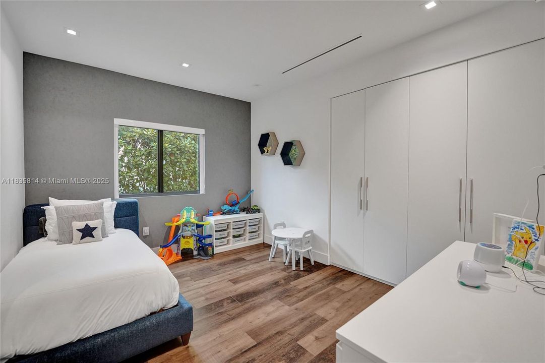 合同活跃: $19,000 (6 贝兹, 4 浴室, 3568 平方英尺)