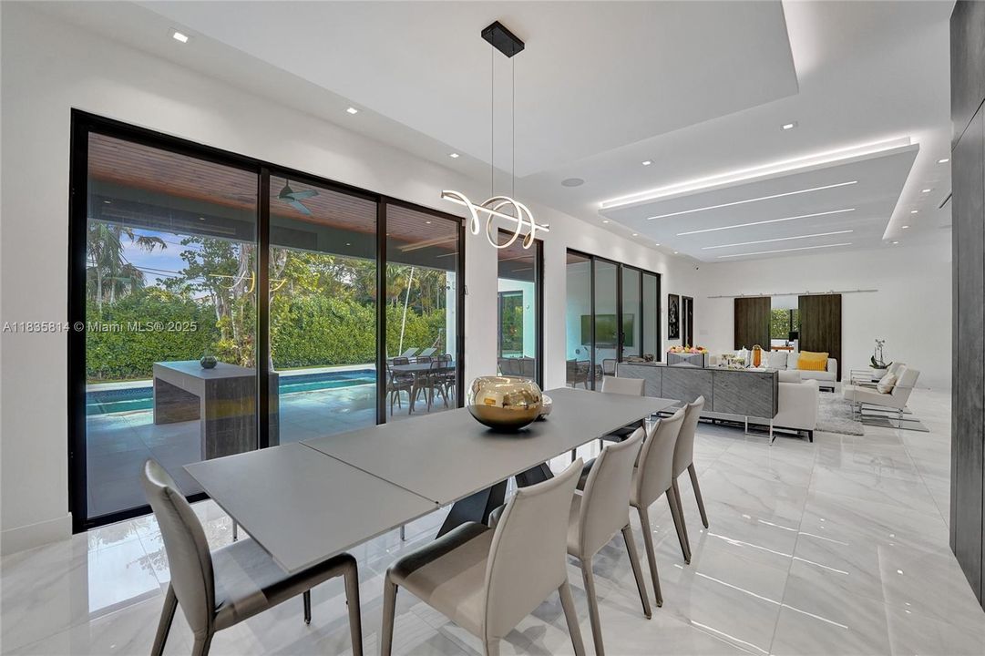 合同活跃: $19,000 (6 贝兹, 4 浴室, 3568 平方英尺)