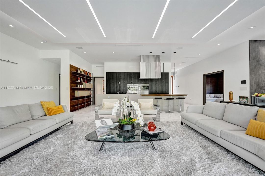 合同活跃: $19,000 (6 贝兹, 4 浴室, 3568 平方英尺)