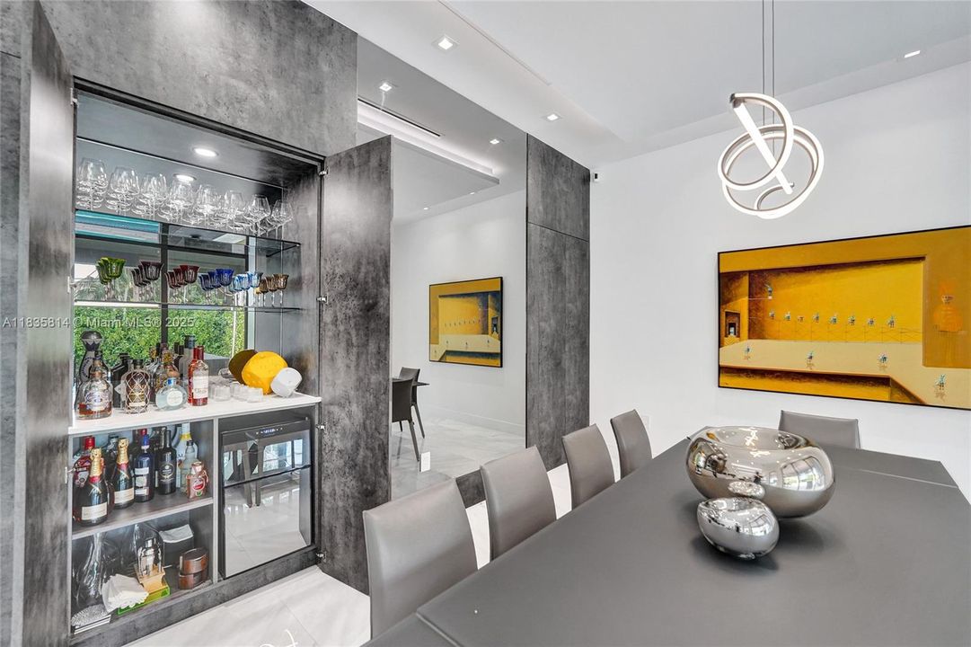 合同活跃: $19,000 (6 贝兹, 4 浴室, 3568 平方英尺)